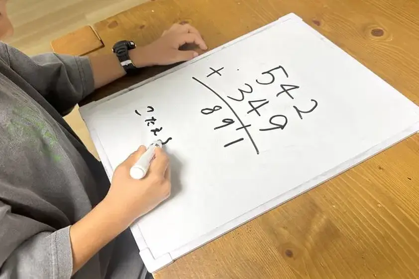 「ホワイトボード」勉強法は220円の“宿題革命“! 子どもの理解がぐんぐん進み 親のイライラも解消! イメージ