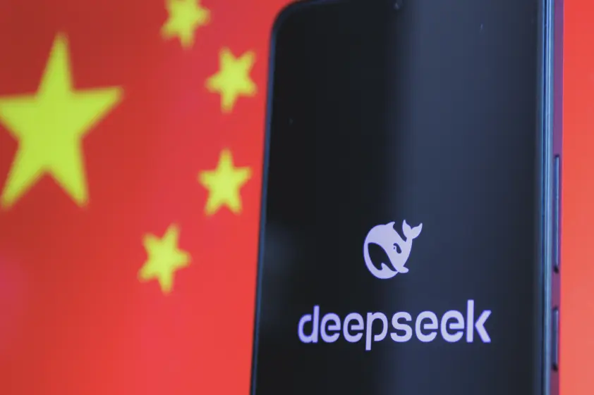 DeepSeekってやっぱり危険? 中国政府へデータ送信の疑惑あり イメージ