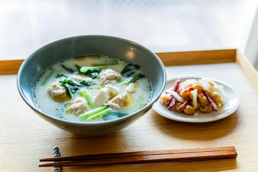 鶏団子と小松菜の豆乳スープ/ひよこ豆とサラミのサラダ イメージ