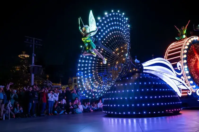 【動画つき】誰もが感動! 心を奪われるディズニーランド・パークの夜のエンターテインメント イメージ