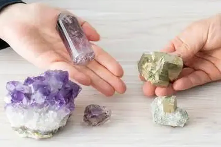美しき鉱物の世界|妖しい虹色の光が宿る「アメジスト」と、古代遺跡のような「パイライト」&動画で検証「カルサイト」は割ると“平行四辺形”になるって本当!? イメージ