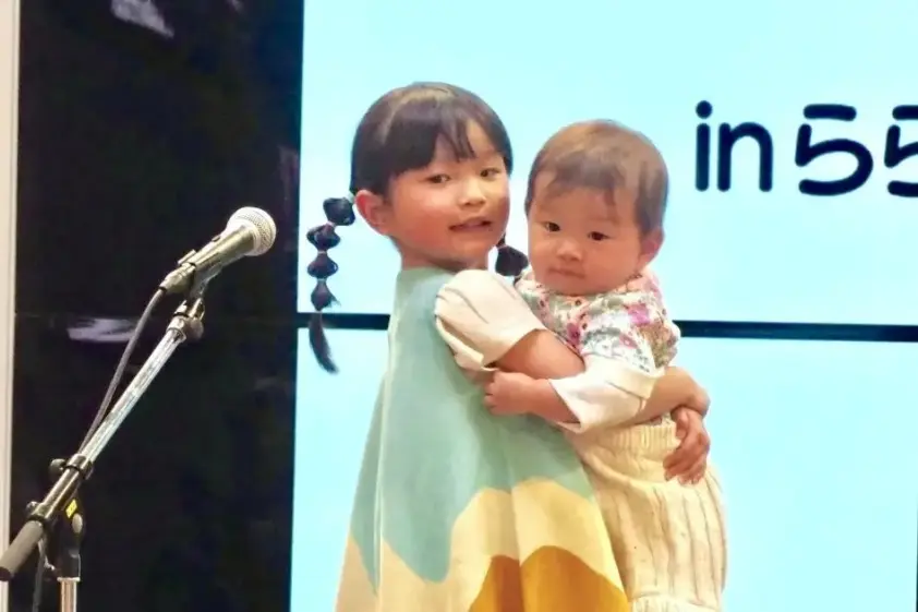 カニにびっくりした2歳児の表情が可愛すぎる。「最高に好き」「いい表情」と村方乃々佳の妹が話題 イメージ