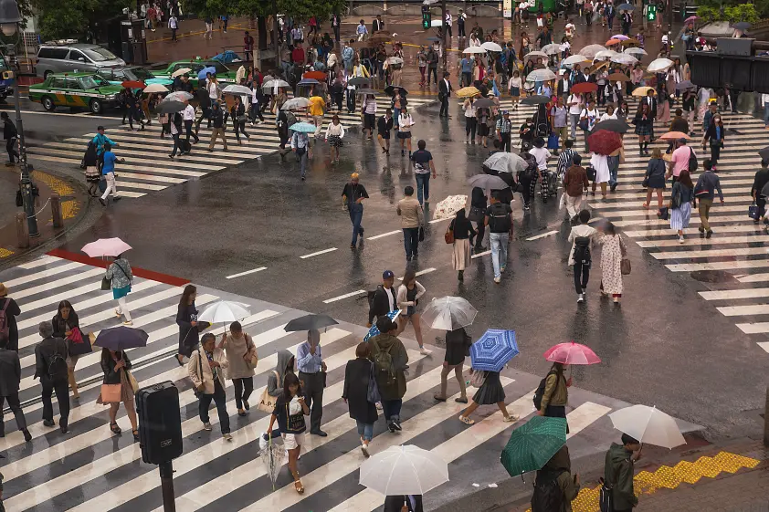 突然の雨、100均で買えるコレを持っていれば対応できる。収納しやすくする方法も、警視庁が伝授 イメージ