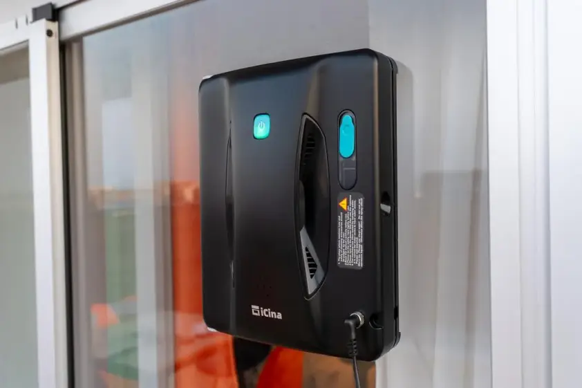 高い窓も外窓も“ピカッと解決”。窓掃除ロボ「WinMan 10」に全部おまかせしてみた イメージ