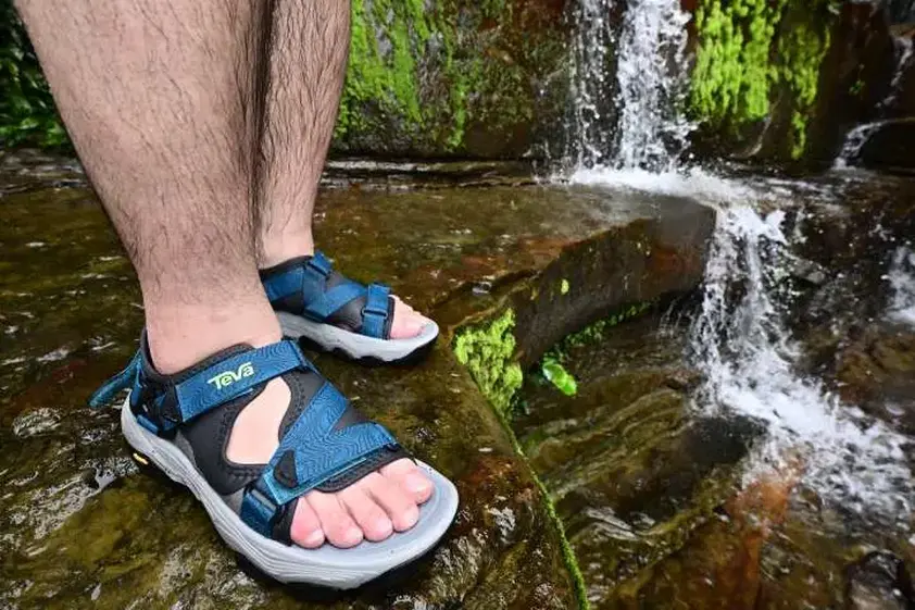 「サンダル=山NG」は、もう古い?Tevaの本気サンダルを街とソトで履いてみた イメージ