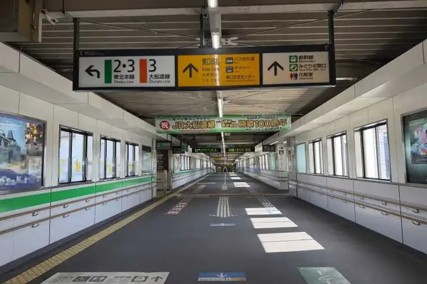 「東口を出てください」を英語で言うと? イメージ