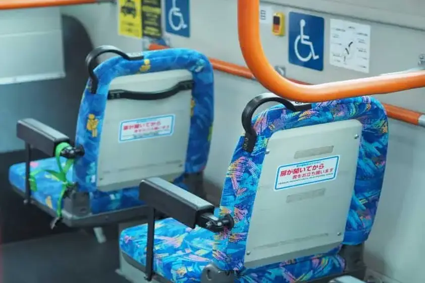 電車やバスの中。「どうぞお座りください」を英語で言うと? イメージ