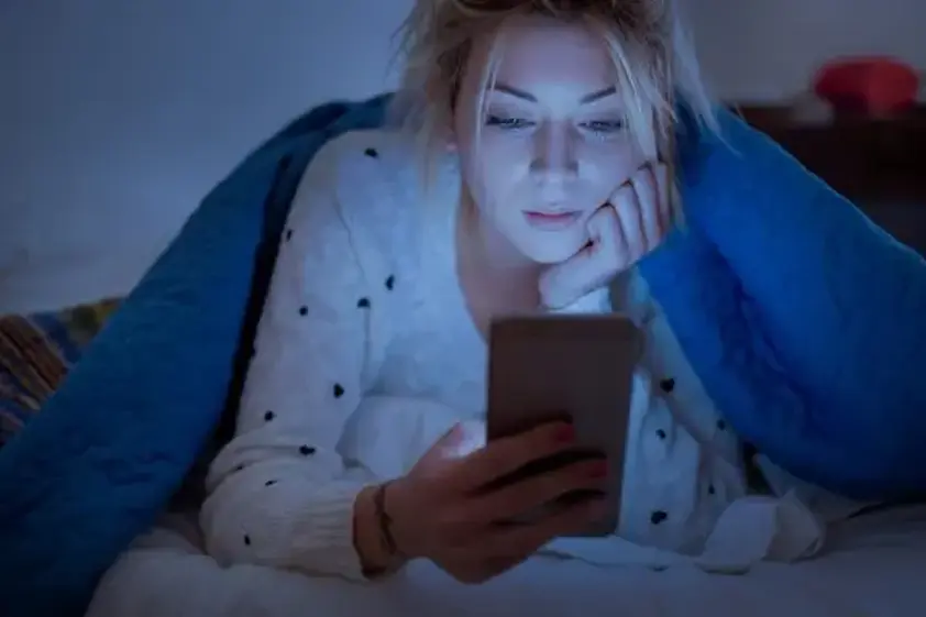 「頭の疲れ」が生理痛につながる!?夜のスマホは働く女子の子宮を辛くする… イメージ
