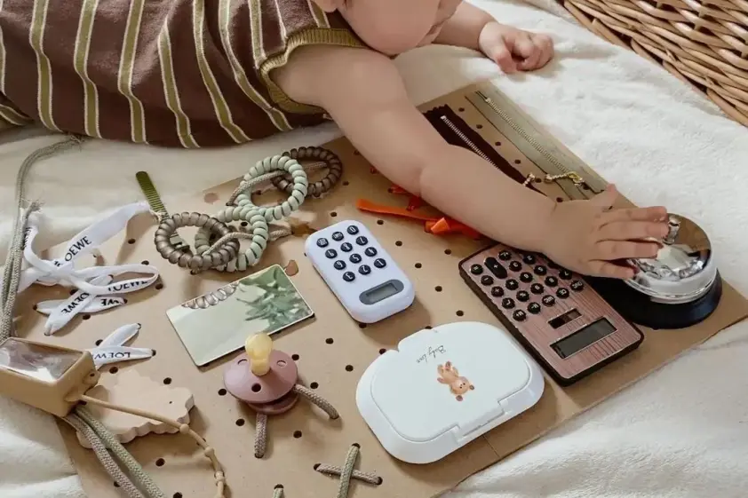 【知育】100均アイテムで赤ちゃんが楽しい「ビジーボード」を手作り|おしゃれなパステルカラーで イメージ