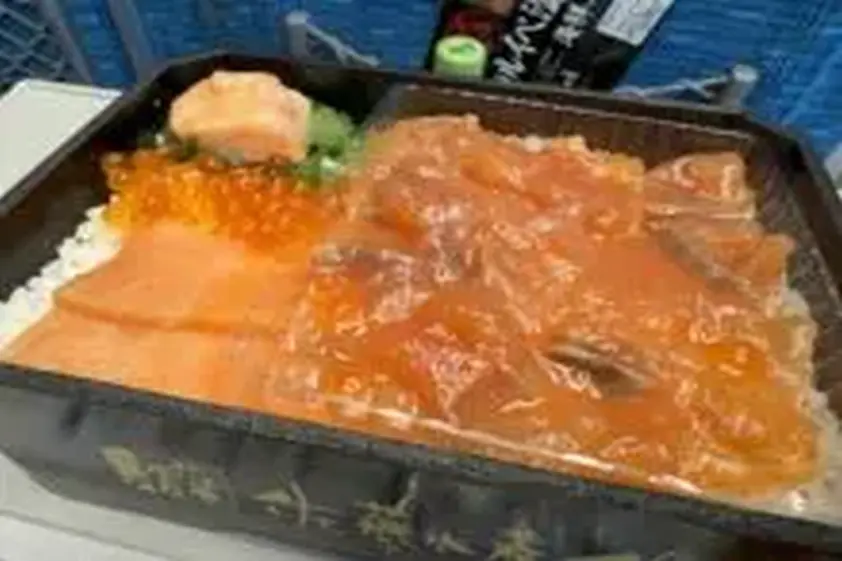 【日本駅弁紀行】北海道の美味しい珍味を堪能できるお弁当とは?東京でも購入できる「鮭のルイベ漬け盛り海鮮弁当」 イメージ