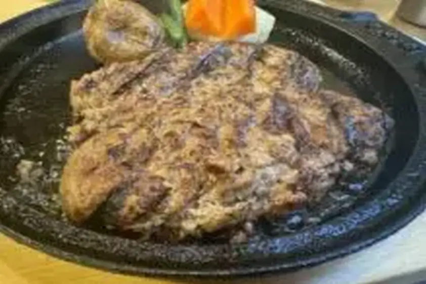 他では味わえないまろやかで美味しいボリューム満点の炭火焼きハンバーグ / 東京都豊島区駒込の「グリルK 駒込本店」 イメージ