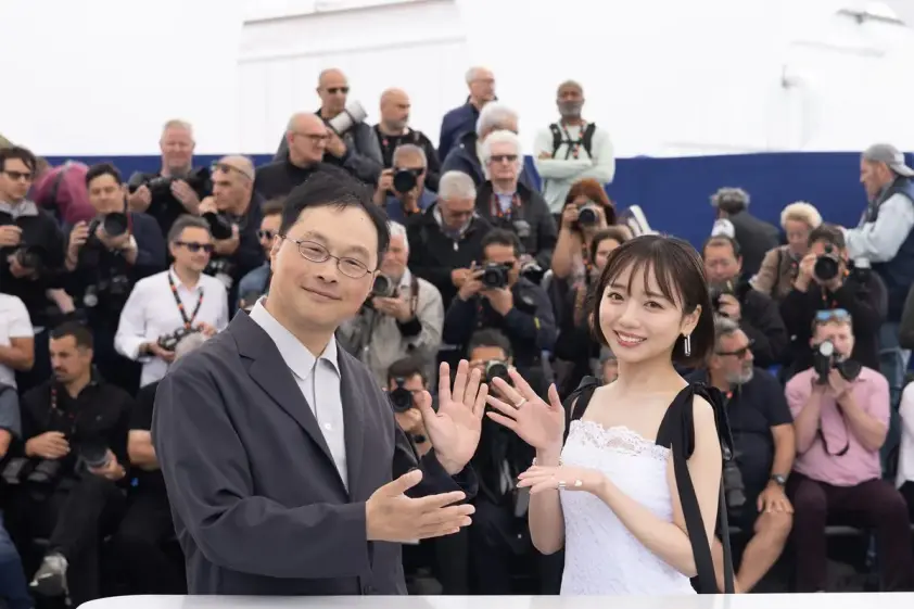 齊藤京子、初カンヌで異例の拍手喝采!深田晃司監督とフォトコールへ イメージ