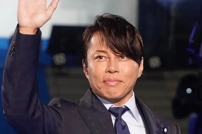 西川貴教みたいになった愛犬が凛々しいと話題に。強風を浴びて進むのが有名MVみたい! イメージ