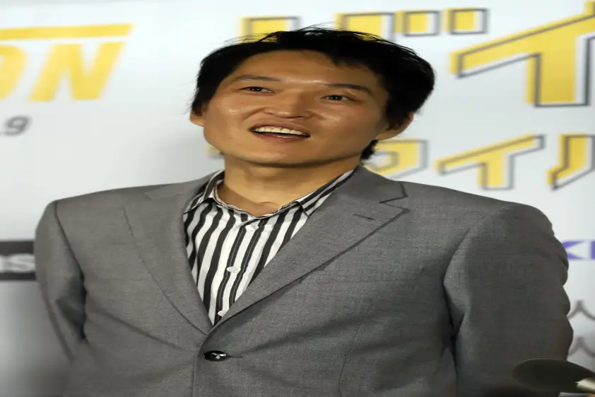 千原ジュニアがロバート山本を激写。ボクシング会場で寡黙に働く姿に「芸人とは違う顔」「渋すぎます」の声 イメージ