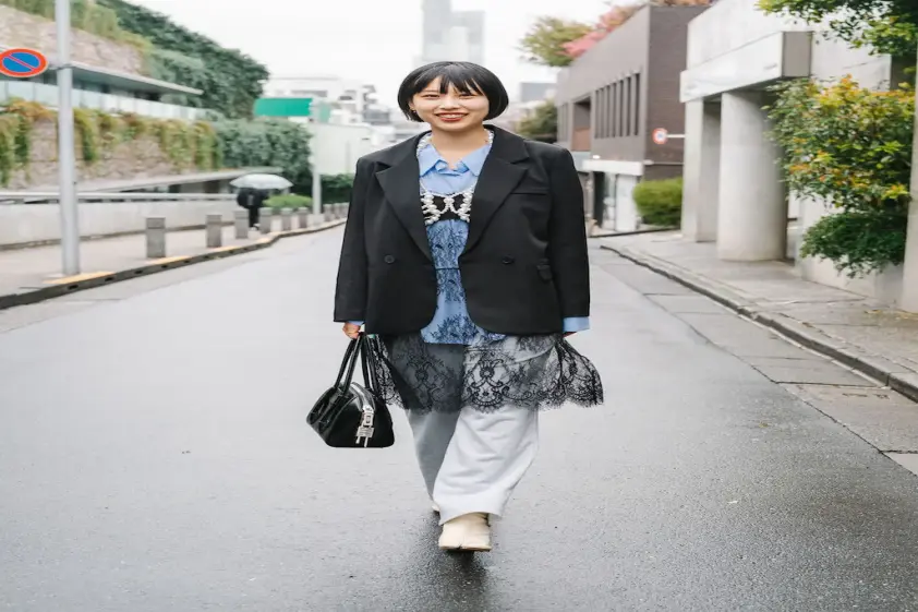 お洒落な“ブルーシャツ”の重ね着コーデ5選。爽やかな色はこれからの季節に活躍!【TOKYO SNAP】 イメージ