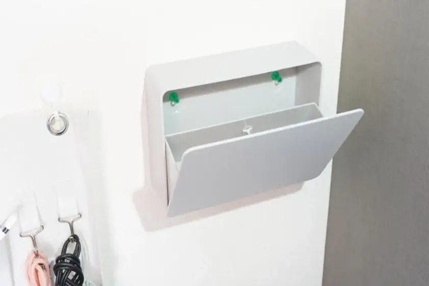 ideacoの壁面収納で生活感ゼロの「ケーブル収納」が実現しました。穴あけ不要なのがうれしい イメージ