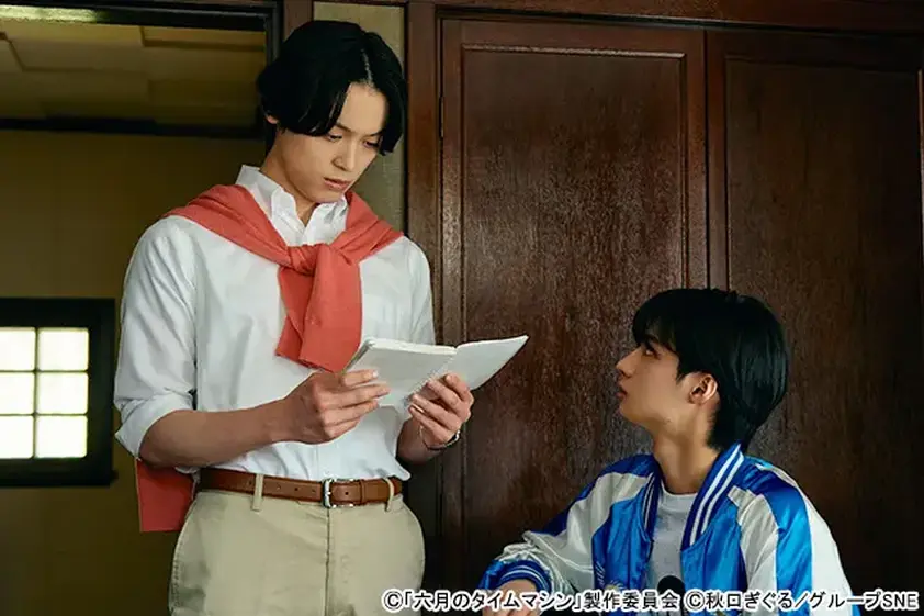 「六月のタイムマシン」第4話。蒼(志賀李玖)と琉青(松本大輝)は、友人の死に関する日記を発見 イメージ