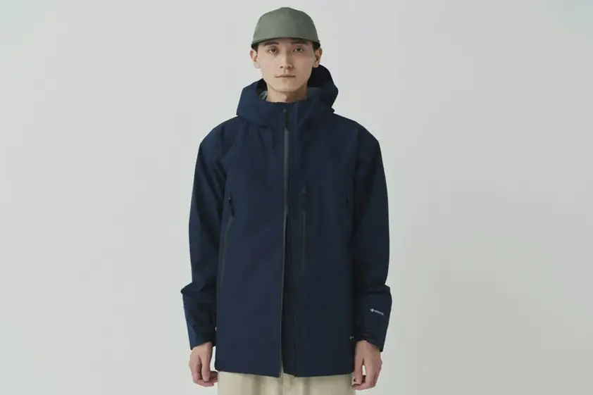 HOME⇔CAMPの哲学を体現するスノーピーク「ゴアテックス レイン ジャケット」の実力に迫る イメージ