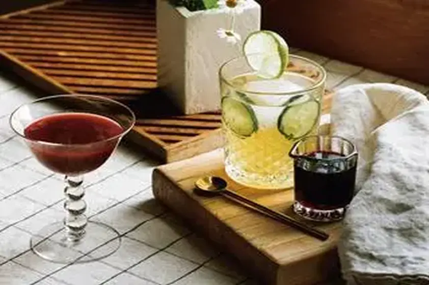 お茶でつくる、初夏のノンアル「カクテルティー」2種のつくり方。きゅうりやハイビスカスでさわやかに。スローライフの街・米国ポートランドで見つけたティータイムのアイデア イメージ
