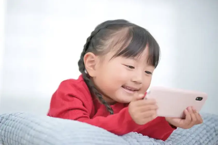 「動画はあまり見せたくない…」親を悩ませる、子どもと“スマホ・ゲーム”のお悩みに、専門家が回答! イメージ