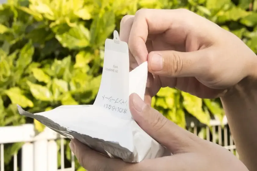 頭皮のベタつきを素早くリセットできる「水のいらないシャンプーシート」が気持ち良い! 防災バッグにも入れておこう イメージ