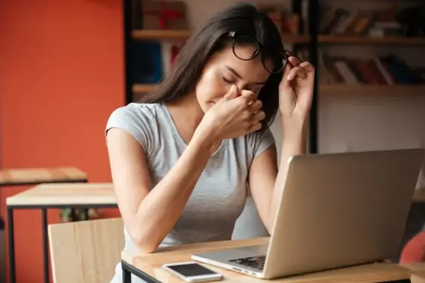 デスクワークの眼精疲労を解消!疲れ目に効くツボ イメージ