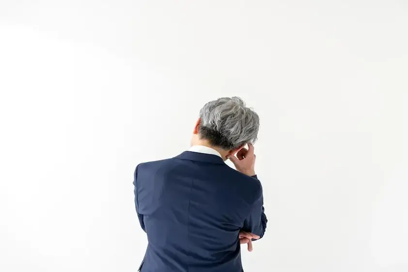 65歳男性です。まだ、会社員として働いています。月収はいくら以上になると年金受給はできないのですか? イメージ
