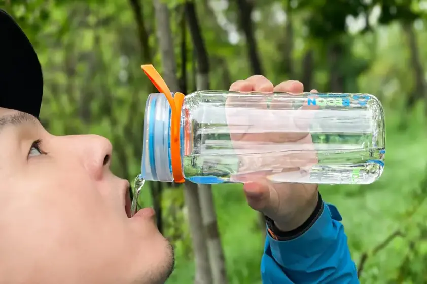 中身がドバッと出ない安心感。絶妙な量で飲水&注水できるクリアボトル イメージ