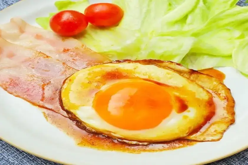 【卵1個の裏ワザでご飯が止まらない】もう普通の目玉焼きに戻れない…。話題のアレンジ卵レシピ5選! イメージ