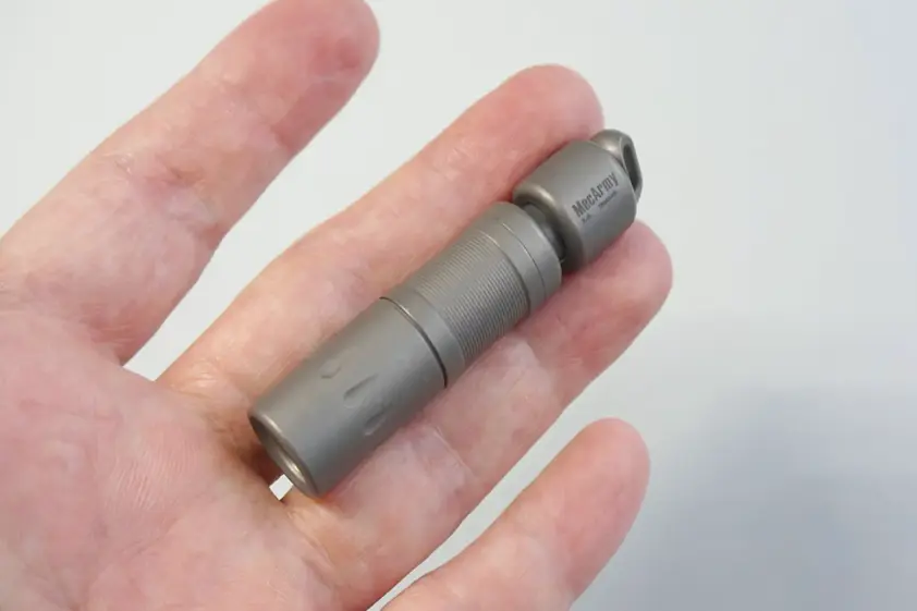 ほら見て、ほぼ小指サイズ。想像以上に明るいLEDライトで防水・耐衝撃なのもいい イメージ