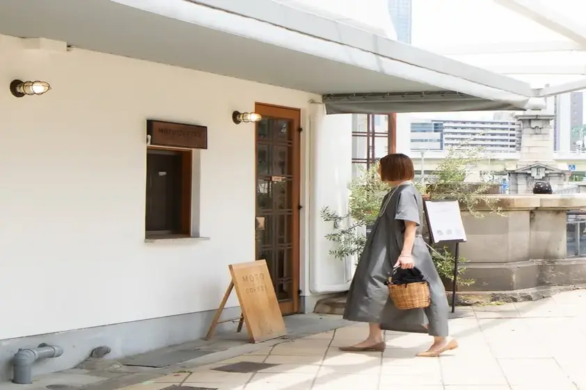 丈も胸元の開きも後ろ姿も、絶妙に計算されたワンピース イメージ